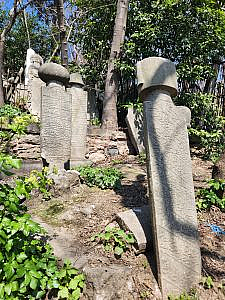 bazı mezar taşları